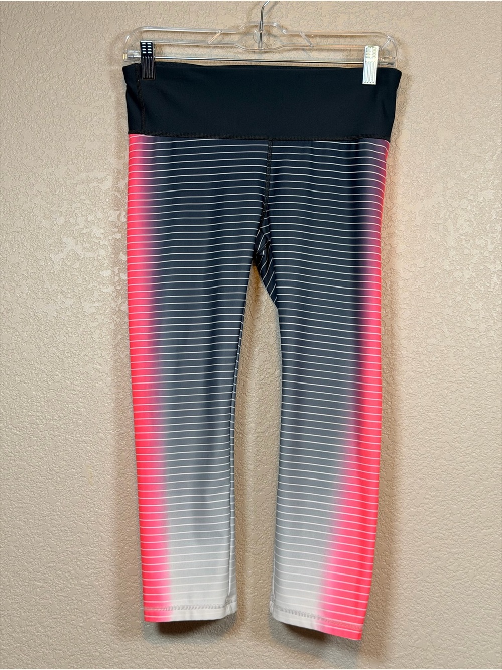 GAP Fit Women’s Ombre Stripe Capri Athletic Leggings- Black and Pink Size Small